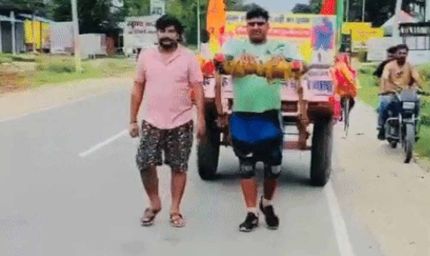 हरियाणा CM के लिए रविंद्र तोमर की अनोखी भेंट, खुद खींच रहा बग्गी लेकर पहुंचा जींद से