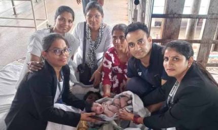 झांसी रेलवे स्टेशन पर महिला की सुरक्षित डिलीवरी, महिला कर्मचारियों की तत्परता से बचीं दो जानें