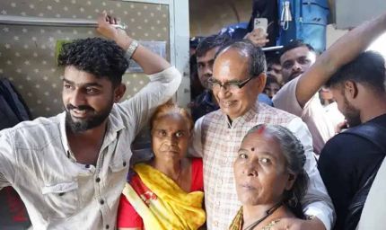 ट्रेन में यात्रियों की हालत देख भावुक हुए शिवराज, जनरल कोच बढ़ाने की उठाई मांग