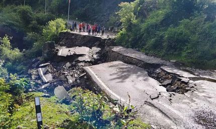 प्रदेश में भारी बारिश के चलते मुख्य राष्ट्रीय राजमार्गों के साथ ही कई सड़कें भी बंद