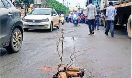 बारिश से निर्माण कार्यो की खुली पोल, अचानक धंस गई लिंक रोड की सड़क,  तेज रफ्तार कार का चक्का फंसा