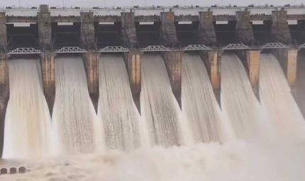 भारी बारिश के चलते जबलपुर समेत 6 जिलों में दो दिन स्कूलों की छुट्‌टी, डिंडौरी में धमनी-कुसेरा सड़क धंसी