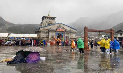 भारी बारिश से चलते केदारनाथ यात्रा फिर रोकी, सोनप्रयाग और गौरीकुंड  यात्रियों का  डेरा