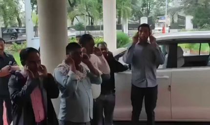 कवर्धा में कलेक्टर गोपाल वर्मा ने देर से आने वाले कर्मचारियों को कान पकड़कर उठक-बैठक लगवाई