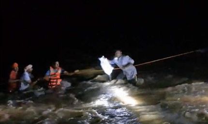 कोरबा में वाटरफॉल में सेल्फी लेने गए 5 युवक-युवतियां फंसे, रस्सी के सहारे रेस्क्यू कर बचाया