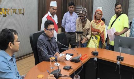 जनसुनवाई में आवेदकों ने कलेक्टर को बताई अपनी समस्याएं