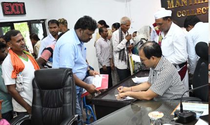 कलेक्टर ने जनदर्शन में सुनी लोगों की समस्याएं