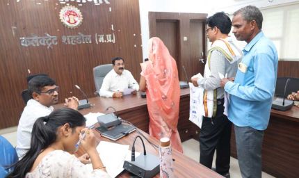 कलेक्टर ने जिले के दूर-दराज क्षेत्रों से आए लोगों की सुनी समस्याएं