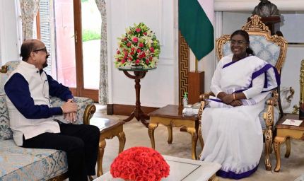 रायपुर : राष्ट्रपति श्रीमती मुर्मु से राज्यपाल श्री डेका ने की सौजन्य भेंट