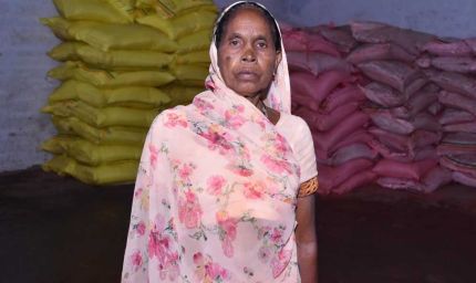 पर्याप्त मात्रा में किसानों को मिल रहा खाद एवं बीज