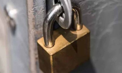 किराया नहीं बढ़ाया तो मकान मालिक ने स्कूल में जड़ा ताला, बच्चों को लौटाया गया