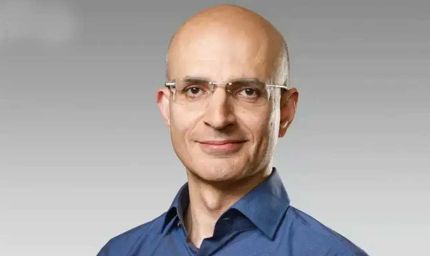 आईफोन बनाने वाली कंपनी ऐपल ने भारतीय मूल के सीनियर वाइस प्रेसिडेंट सबिह खान को चीफ ऑपरेटिंग ऑफिसर बनाया