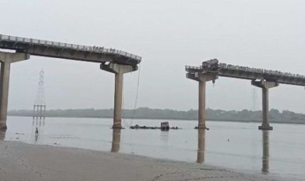 गुजरात : महिसागर नदी पर बना ब्रिज टूटा, कई वाहन गिरे, ट्रक लटका... 2 लोगों की मौत