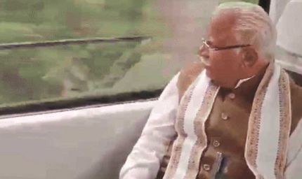 हरियाणा के पूर्व मुख्यमंत्री मनोहर लाल खट्‌टर ने बुधवार को दिल्ली मेट्रो में सफर किया