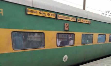 गरीब रथ एक्सप्रेस में उठने लगा धुआं, चलती ट्रेन से कूदे यात्री,  35 मिनट तक रुकी रही ट्रेन