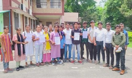 सैकड़ो की संख्या में अनुसूचित जाति जनजाति युवा छात्र संगठन के लोगों ने पुलिस अधीक्षक कार्यालय पहुंचकर सौंपा ज्ञापन