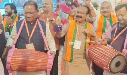 छत्तीसगढ़ी लोकगीतों पर थिरके भाजपा सांसद-विधायक, सीएम साय और प्रदेश प्रभारी नबीन ने बजाया मांदर
