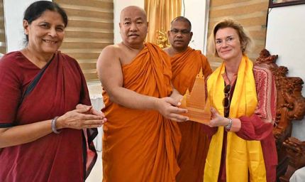 महाबोधि मंदिर पहुंची नॉर्वे की राजदूत मे-एलिन स्टेनर