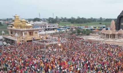कुबेरेश्वरधाम में गुरु पूर्णिमा महोत्सव के तहत गुरु दीक्षा और प्रवचन का आयोजन , श्रद्धालुओं को दी जा रही गुरु दीक्षा, नुक्ती का लगाएंगे भोग