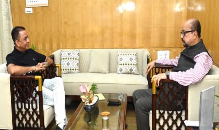 रायपुर : राज्यपाल डेका से हरिभूमि के प्रधान संपादक ने सौजन्य की भेंट