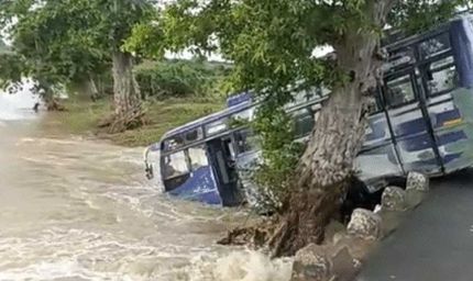 दमोह में उफनते नाले से पार कराने की कोशिश में बस अनियंत्रित होकर पुलिया से नीचे लटकी