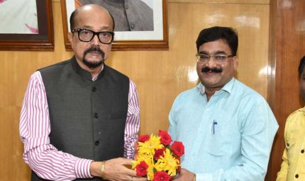 रायपुर : राज्यपाल श्री डेका से गेंड़ी लोक नृत्य कलाकार ने की भेंट