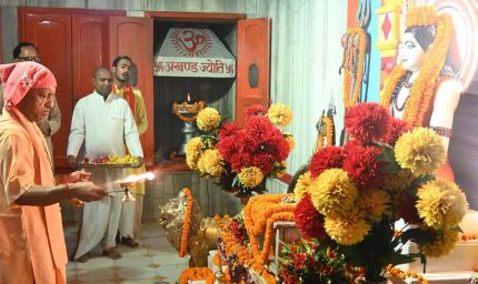 गुरु पूर्णिमा पर CM योगी का विशेष पूजन, गोरखनाथ मंदिर में की महाआरती