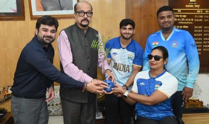 रायपुर : राज्यपाल डेका से भारतीय पैरा डोंगी एथलीट खिलाड़ियों ने की भेंट