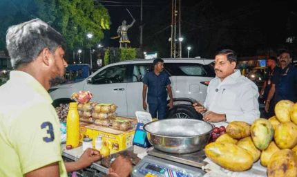 बिना काफिले के अचानक न्यू मार्केट पहुंचे सीएम, खुद खरीदे फल, सिग्नल पर रेड लाइट देखकर रोकी गाड़ी