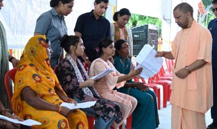 सीएम योगी ने मंदिर परिसर में जनता दर्शन किया, 200 लोगों की समस्याओं को सुना