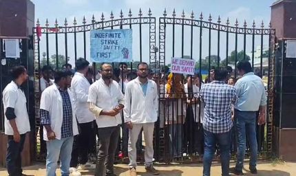 मेडिकल के छात्र अनिश्चितकालीन हड़ताल पर, कर रहे सुरक्षा मांग