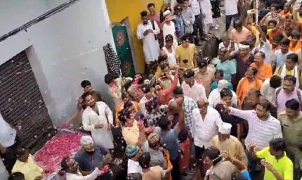 बरेली में दिखी गंगा-जमुनी तहज़ीब, नमाज के बाद मुस्लिमों ने कांवड़ियों पर बरसाए फूल