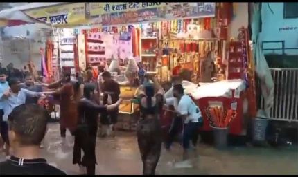 खाटूश्यामजी में श्रद्धालुओं पर लाठीचार्ज, महिलाओं से की गई मारपीट