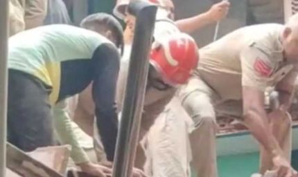 दिल्ली के वेलकम इलाके में चार मंजिला इमारत ढही, मलबे में दबे 4 लोग, रेस्क्यू ऑपरेशन जारी