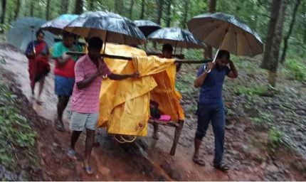 कोरबा में बारिश के दौरान मरीज को खाट पर लिटाकर सात किलोमीटर पैदल चलना पड़ा