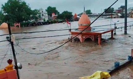 बुंदेलखंड और पूर्वांचल में भारी बारिश का कहर: 13 की मौत, राहत की उम्मीद नहीं