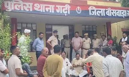 डीएसपी के चरणों में झुके भाजपा विधायक, थानाधिकारी पर बरसे गंभीर आरोप