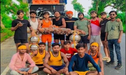 151 किलो की कांवड़ उठाकर निकले मुस्लिम श्रद्धालु, बोले- हमारी पहली पहचान सनातन है