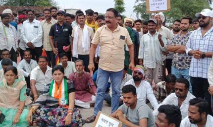डोंगरगढ़-खैरागढ़ सड़क पर कांग्रेस का चक्काजाम: जहां भाजपा ने किया जाम  अब कांग्रेस का धरना