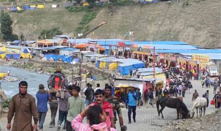 आस्था का महासागर उमड़ा, बच्चों से साधुओं तक हजारों श्रद्धालु पहुंचे दर्शन को