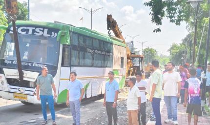 नगर निगम द्वारा सार्वजनिक सड़क पर खड़ी निजी बसों को हटाने का चला अभियान