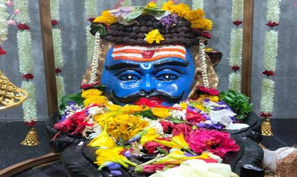 रायपुर के महादेवघाट स्थित हटकेश्वरनाथ मंदिर में सावन के पहले दिन उमड़ी शिवभक्तों की भीड़