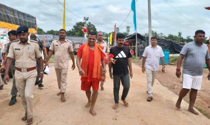 ADG सुधांशु कुमार सावन में बने शिवभक्त, कांवर उठाकर शुरू की पैदल यात्रा