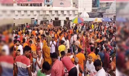 बाबा बैद्यनाथ धाम में उमड़ा श्रद्धालुओं का जनसैलाब, 'बोल बम' के जयकारों से गूंज मंदिर परिसर