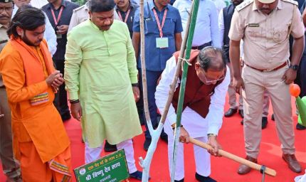 मुख्यमंत्री विष्णु देव साय ने नवीन विधानसभा परिसर में किया पौधरोपण
