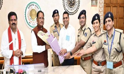 रायपुर : मुख्यमंत्री विष्णु देव साय से राज्य पुलिस सेवा अधिकारियों ने की सौजन्य भेंट