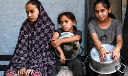 गाजा की भूख की कहानी: खाना बनने से पहले ही लग जाती है लंबी लाइन