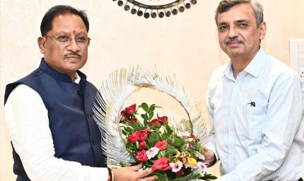 मुख्यमंत्री श्री साय से भारत सरकार में भूमि संसाधन सचिव ने की सौजन्य भेंट