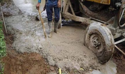 सीसी रोड में घटिया निर्माण का खुलासा: 8 की जगह 4 इंच में हो रही ढलाई, कलेक्टर ने दिए जांच के आदेश