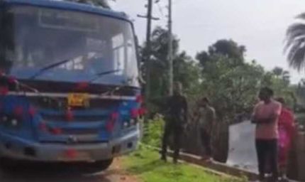 गढ़चिरौली जिले के सुदूर गांव में आजादी के बाद अब पहली बार सरकारी बस सेवा शुरू हुई, जुटे लोग